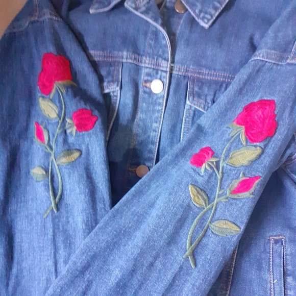Women OVERSIZED BLUE DENIM JACKET with Roses embroidery,  so chic and versatile - Picture 5 of 5